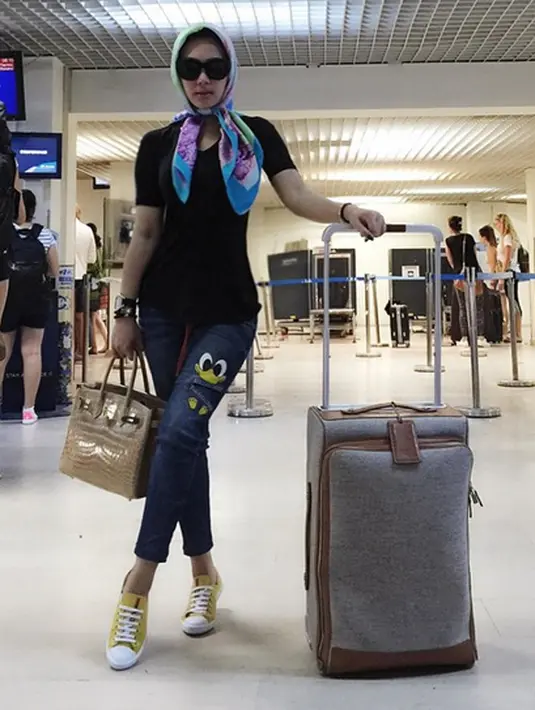 Walaupun sedang berada di bandara dan belum sempat menata rambutnya, Syahrini tetap terlihat cantik berkat penutup kepala 'scarf'. Kali ini Syahrini berada di Athens International Airport dengan tujuan berikutnya : Istanbul, Turki. (Photo : Instagram)