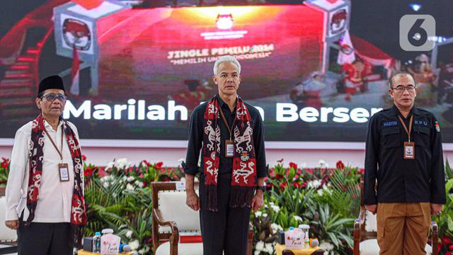 Ganjar Pranowo Bersama Mahfud MD Daftar KPU