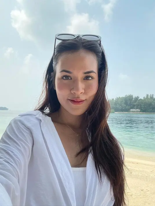 Raisa juga tak jarang mengunggah foto selfie dirinya pamer bare face. Dengan paras cantik dan kulit sehat yang dimilikinya, Raisa memang terlihat lebih sering terlihat mengenakan makeup natural, memperlihatkan auranya yang memancar. Foto: Instagram.
