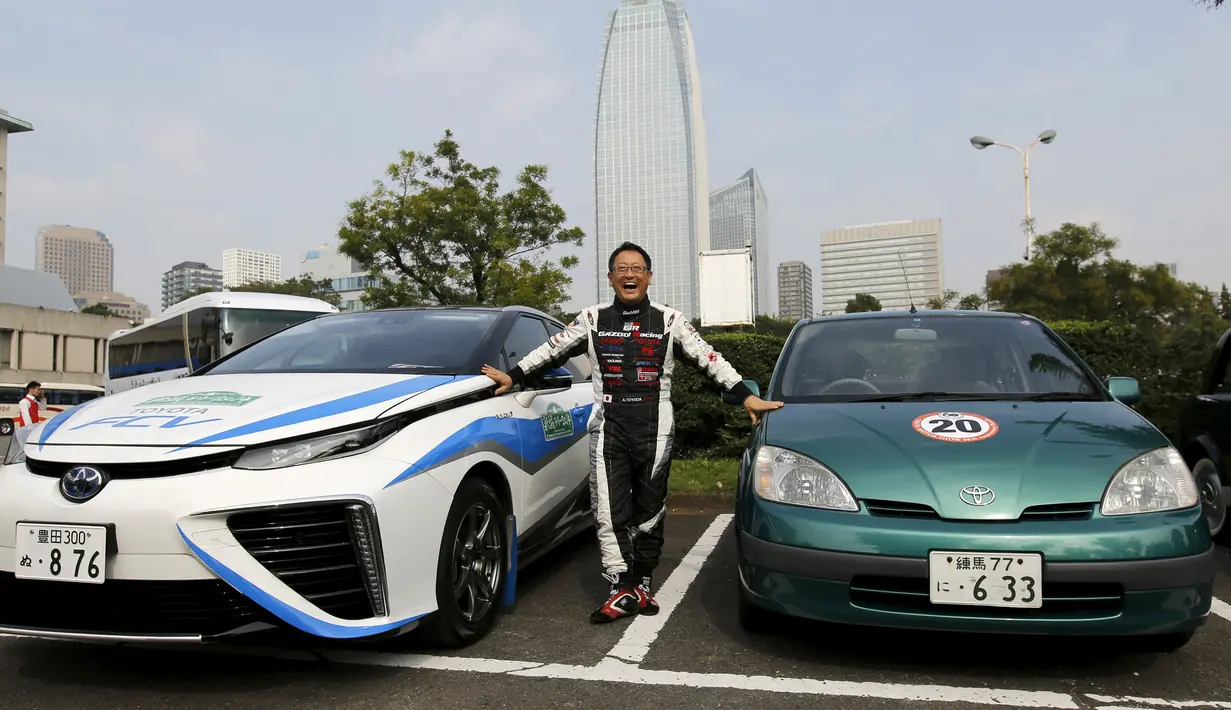 Presiden Toyota Motor Corp Akio Toyoda berpose diantara mobil Toyota sedan "Mirai" (kiri) dan  mobil hybrid "Prius" di Tokyo, Jepang, Sabtu (24/10/2015).  Nantinya lebih dari 76 merk mobil ternama akan hadir dalam pagelaran ini. (REUTERS/Toru Hanai)