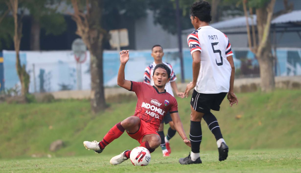 Memasuki babak kedua, tensi permainan kian tinggi. Jual beli serangan kedua tim terus dilakukan hingga beberapa kali pemain dari keduanya terlihat agresif di lapangan. (Foto: Dok. Persita)