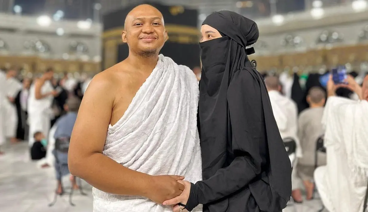 Sama seperti kebanyakan artis, Babe Cabita memilih untuk pergi ke Tanah Suci di awal tahun 2024 ini. Ia menunaikan ibadah umrah bersama istrinya, Fati Indraloka. Namun, ada yang berbeda dari penampilannya kali ini. Komika 34 tahun itu memangkas habis rambutnya hingga tak tersisa. (Liputan6.com/IG/@fatiyw)