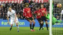 Gol pemain Swansea City, Mike van der Hoorn tidak dapat ditepis kiper Manchester United, David De Gea pada laga Premier League di Liberty Stadium, (6/11/2016). (Reuters/Rebecca Naden) 