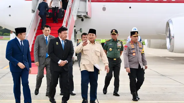 Presiden Prabowo Subianto tiba di Indonesia usai menghadiri KTT ke-11 Developing Eight (D-8) di Kairo, Mesir.