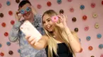Pengunjung berswafoto ketika mengunjungi The Selfie Factory di pusat perbelanjaan Westfield, London pada 11 September 2019. Dengan membayar 10 poundsterling, pengunjung bisa berfoto di ruangan yang berlatar unik dan menggemaskan. (Isabel INFANTES / AFP)