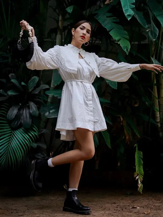 <p>Aulia juga memiliki gaya fashion khas yang lebih feminin. Ia terlihat sering mengenakan outfit-outfit girly, seperti midi dress yang satu ini. Foto: Instagram.</p>