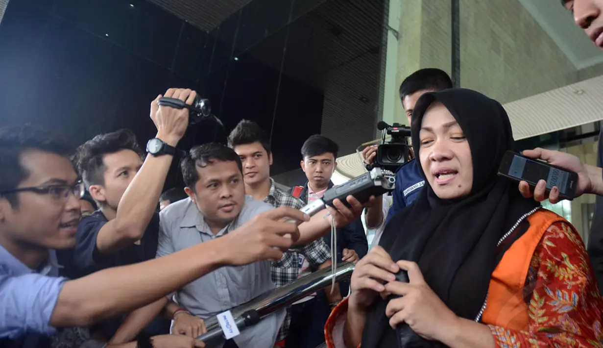 Keduanya diperiksa terkait kasus dugaan pemerasan dalam pengurusan izin surat pernyataan pengelolaan lingkungan (SPPL) atas nama PT Tatar Kertabumi di Kabupaten Karawang.(Liputan6.com/Miftahul Hayat)