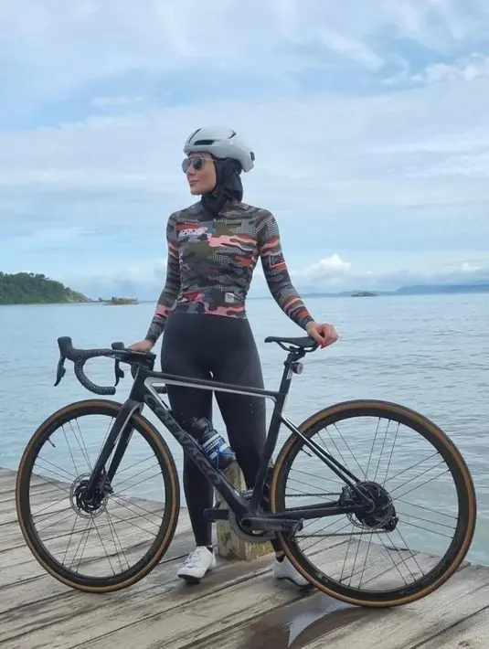 Begini gaya terbarunya ketika gowes sambil menikmati pemandangan di Aceh. (Instagram/wulanguritno).