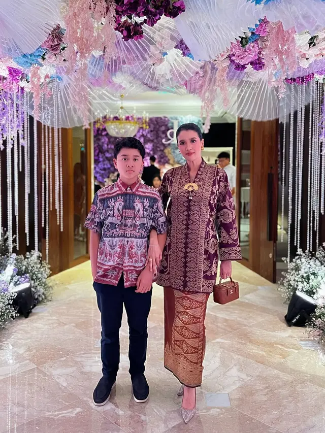 Kebaya Kondangan ala Marcella Zalianty