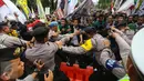 Massa yang tergabung dalam BEM Se-Jabodetabek terlibat bentrok dengan polisi di depan Istana Negara, Kamis (12/1). Mereka mengecam keras pemerintah dan jajarannya yang saling cuci tangan dengan kebijakan yang dibuatnya. (Liputan6.com/Faizal Fanani)