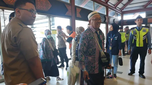 Jemaah Haji Indonesia Kloter Pertama tiba di tanah air pada Selasa (4/7/2023).