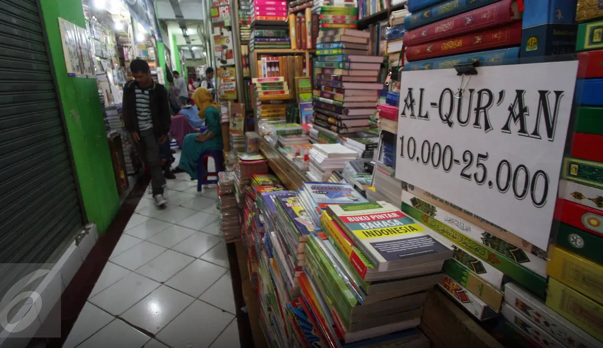 Pengunjung melintasi kios toko buku Taman Pintar, Yogyakarta (10/6/2016).Banyak manfaat dan pahala bila umat Muslim membaca Alquran di bulan Ramadan seperti ini. (Boy Harjanto)