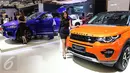 Model berdiri di samping mobil Discovery Landrover saat pameran otomotif Gaikindo Indonesia International Auto Show (GIIAS) di ICE BSD, Tangerang Selatan, (11/08). (Liputan6.com/Fery Pradolo)