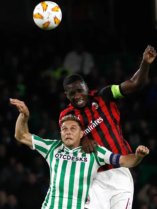 Gelandang Real Betis, Joaquin berebut bola udara dengan bek AC Milan, Cristian Zapata selama pertandingan grup F Liga Europa di stadion Benito Villamarin, Sevilla (8/11). Milan menahan imbang Betis 1-1. (AP Photo/Manuel Gomez)