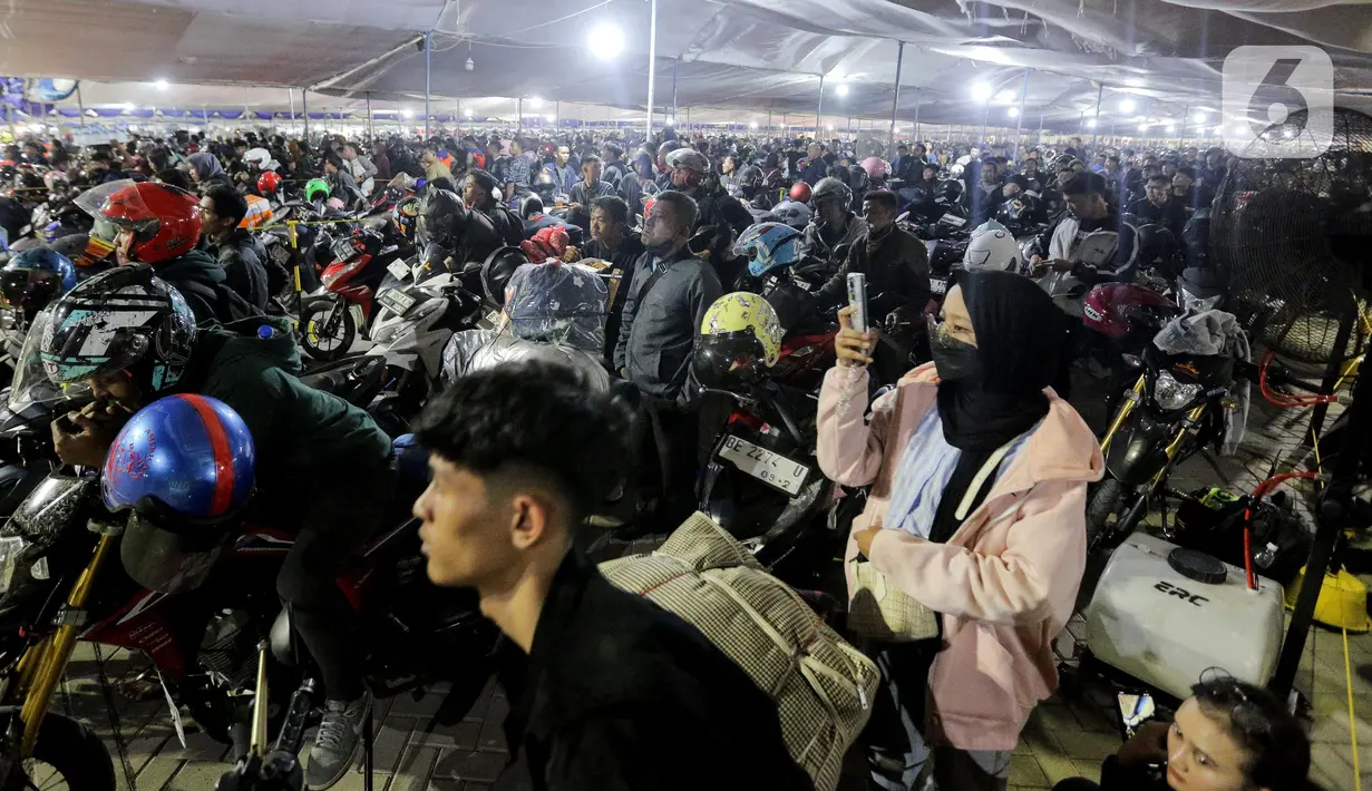 Sebelumnya, arus pemudik pada Lebaran 2025 di Pelabuhan Ciwandan mulai mengalami lonjakan sejak H-3 lebaran, Jumat (28/3/2025). (Liputan6.com/Herman Zakharia)