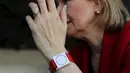 Profesor MIT dan kepala ilmuwan dari pembuatan jam tangan bernama Empatica saat memakai jam buatannya tersebut di Cambridge,Inggris (11/11). Jam ini mampu mendeteksi penyakit yang diderita si pemakai jam tangan. (REUTERS/Brian Snyder)