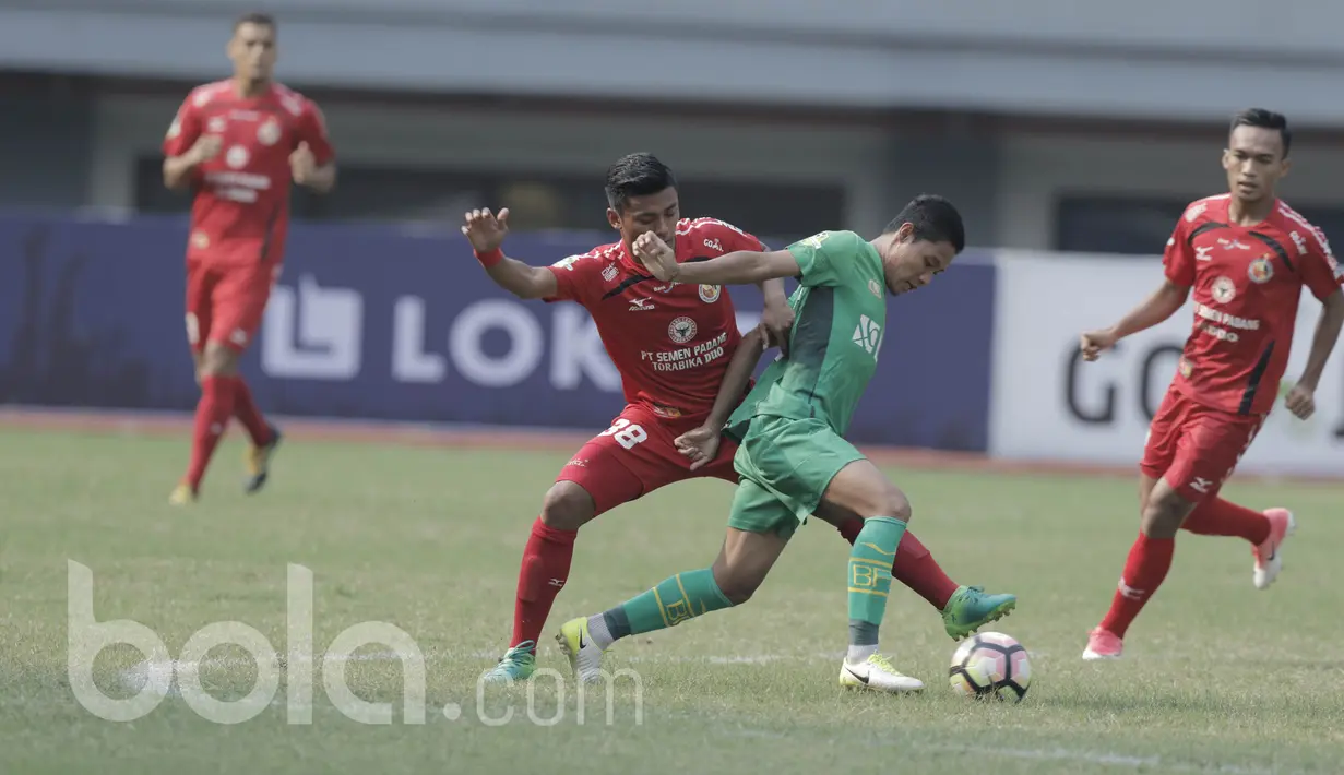 Pemain Bhayangkara FC, Evan Dimas saat laga melawan Semen Padang pada laga lanjutan Liga 1 Indonesia di Stadion Patriot, Bekasi, Sabtu (20/05/2017). Bhayangkara FC menang 1-0. (Bola.com/M Iqbal Ichsan)