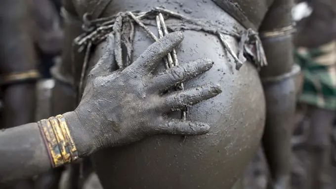 Cowok Buncit Jadi Idaman Cewek-cewek di Suku Primitif Ini