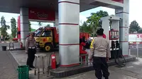 Personil Polisi dan TNI jaga SPBU di Banyuwangi pasca naiknya harga BBM (Hermawan Arifianto/Liputan6.com)
