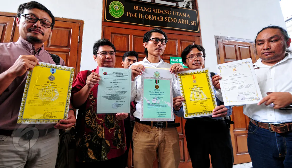 Tim kuasa hukum Novel Baswedan menunjukan piagam penghargaan yang dimiliki novel di PN Jakarta Selatan, Jumat (29/5/2015). Novel yang tidak hadir rencananya akan menyerahkan Piagam Penghargaannya selama bertugas di kepolisian. (Liputan6.com/Yoppy Renato)