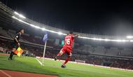 Pemain Timnas Indonesia, Dony Tri Pamungkas melakukan sepak pojok ke arah gawang St Kitts and Nevis dalam laga semifinal FIFA Series 2026 di Stadion Utama Gelora Bung Karno (SUGBK), Senayan, Jakarta, Jumat (27/03/2026). (Bola.com/Abdul Aziz)