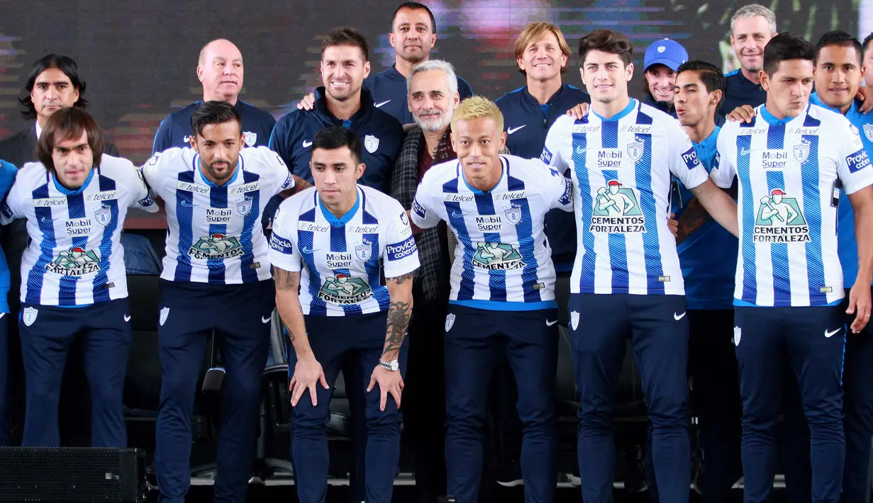 Keisuke Honda foto bersama dengan rekan-rekanya saat diperkenalkan sebagai pemain baru Pachuca  di Football University, Pachuca, Meksiko, (18/7). Honda hengkang dari AC Milan setelah tiga setengah musim membela klub tersebut. (AFP Photo/Victor Cruz)