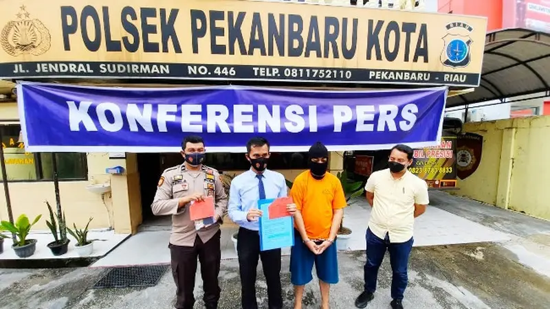 Konferensi pers kasus penipuan terhadap pengusaha travel jemaah umrah di Pekanbaru.