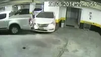 Emosi Tak Dapat Parkir, Pikap Bongsor Seruduk Sedan Mewah
