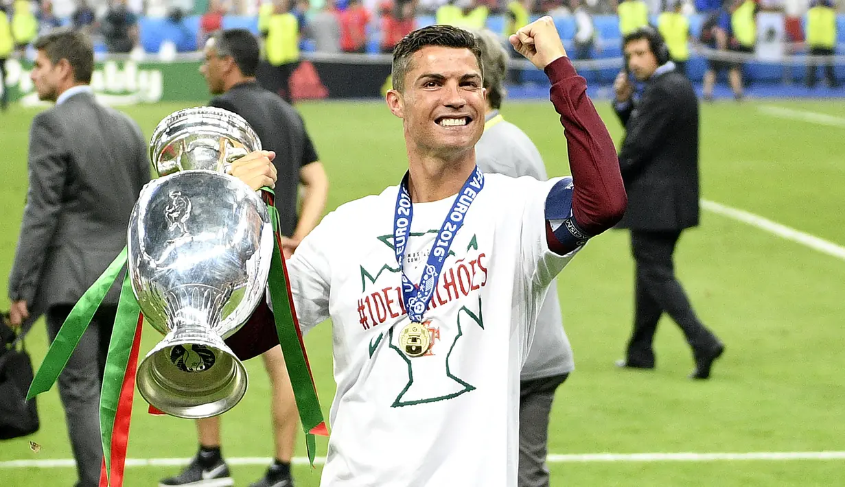 Cristiano Ronaldo. Adalah pemegang rekor penampilan terbanyak dengan 21 penampilan dan mencetak 9 gol. Debutnya di Piala Eropa dimulai pada edisi 2004 saat Portugal menjadi tuan rumah. Portugal berhasil dibawanya menjadi kampiun pada edisi terakhir tahun 2016. (AFP/Martin Bureau)