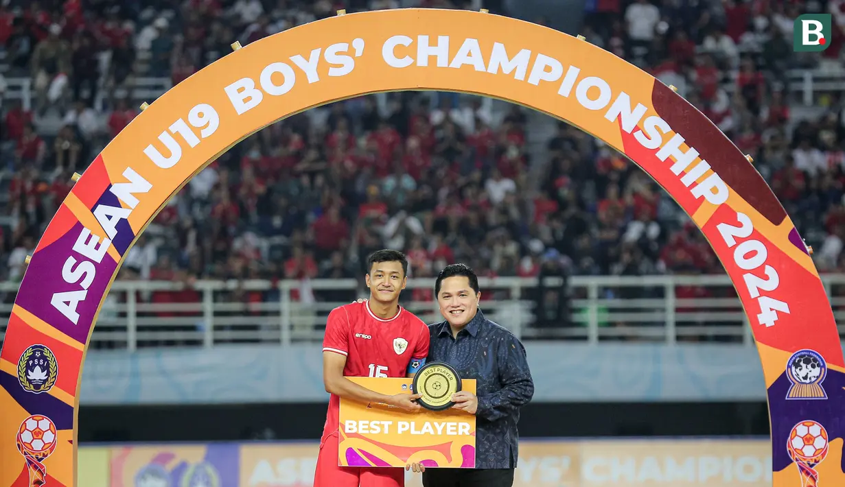 <p>Kapten Timnas Indonesia U-19, Dony Tri Pamungkas berfoto dengan trofi pemain terbaik Piala AFF U-19 2024 yang diserahkan oleh Ketua Umum PSSI, Erick Thohir usai laga final di Stadion Gelora Bung Tomo, Surabaya, Senin (29/7/2024). (Bola.com/Bagaskara Lazuardi)</p>