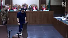 Johanes Budisutrisno Kotjo (kiri) dan Mantan Ketua DPR, Setya Novanto bersiap bersaksi pada sidang lanjutan dugaan suap pembangunan PLTU Riau-1 dengan terdakwa Idrus Marham di Pengadilan Tipikor, Jakarta, Selasa (19/2). (Liputan6.com/Helmi Fithriansyah)