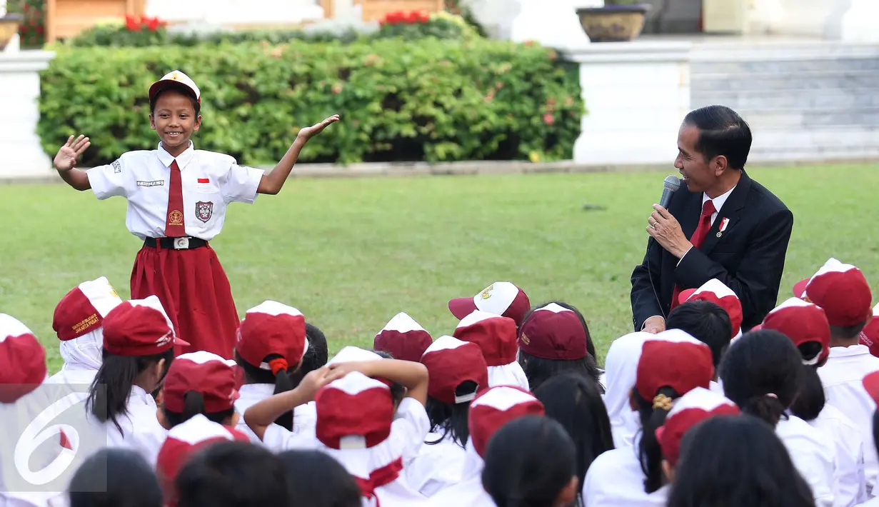 Seorang siswi menari didepan Presiden Jokowi dan pelajar lainnya di halaman tengah Istana, Jakarta, Rabu (17/5). Dalam kegiatan ini Jokowi mendongeng untuk anak-anak dengan cerita 'Lutung Kasarung'. (Liputan6.com/Angga Yuniar)