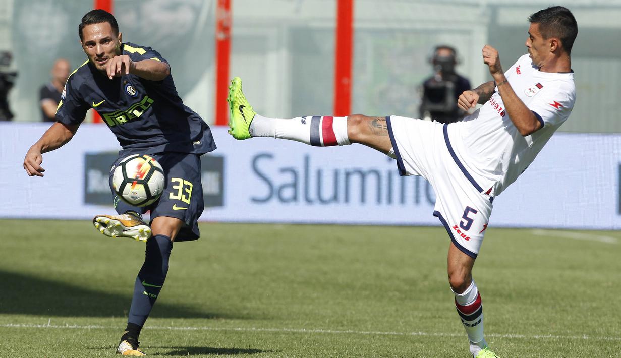 Bek Inter Milan, Danilo D'Ambrosio, mengirim umpan saat melawan Crotone pada laga Serie A Italia di Stadion Ezio Scida, Calabria, Sabtu (16/9/2017). Crotone kalah 0-2 dari Inter. (AFP/Carlo Hermann)