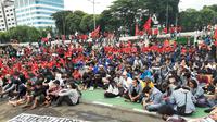 Massa buruh dan mahasiswa menggelar aksi demo di depan Gedung DPR, Senayan, Jakarta, Kamis, 21 April 2022. (Liputan6.com/Ady Anugrahadi)