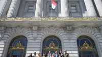 Pengibaran bendera di Balai Kota San Francisco dalam rangka Hari Ulang Tahun (HUT) ke-77 Republik Indonesia. (Dok: KBRI San Fransisco)