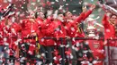 Sejumlah pemain Arsenal, bergembira saat melakukan parade keliling kota usai meraih Piala FA di London, Inggris, (31/5/2015). Arsenal meeraih Trofi piala FA usai mengalahkan Aston Villa 4-0. (REUTERS/Alex Morton)