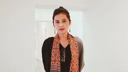 Dengan kain khas nusantara, Indah tampil simpel dengan baju hitam. Kacamata hitam digantungkan di kerah bajunya dan anting emas melengkapi penampilan casualnya. Indah memang kerap berpenampilan sederhana dengan kombinasi kain khas nusantara. (Liputan6.com/IG/indahpermatas)