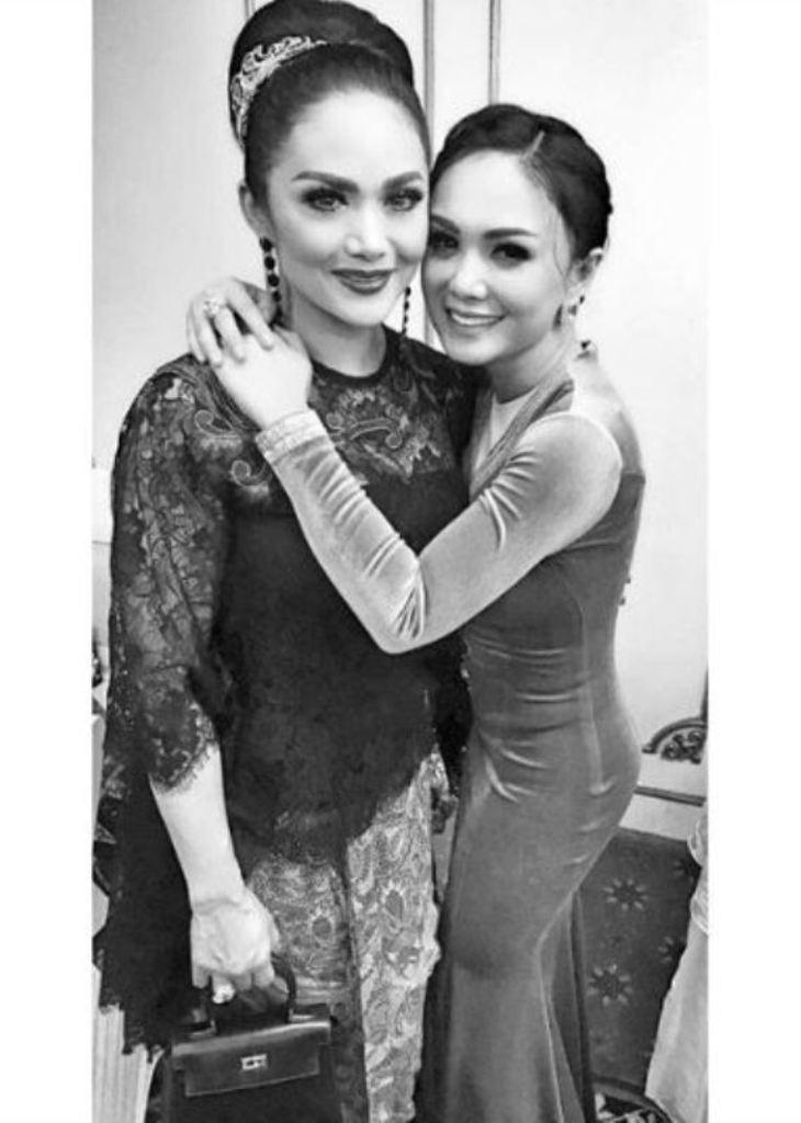 Yuni Shara banjir pujian ketika berpose bersama sang adik Krisdayanti. [foto: instagram/krisdayantilemos]
