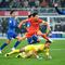 Aksi bintang Timnas China, Wu Lei (merah) saat menghadapi hadangan dari kiper Timnas Singapura, Hassan Sunny di putaran kedua Kualifikasi Piala Dunia 2026. (AFP).