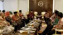 Ketua DPR Ade Komarudin saat berbincang dengan Ketua Organisasi Pergerakan Indonesia Maju (PIM) Din Syamsudin di Gedung Parlemen, Senayan, Jakarta, Jumat (20/5). Ketua DPR disambangi Organisasi PIM di Senayan. (Liputan6.com/JohanTallo)