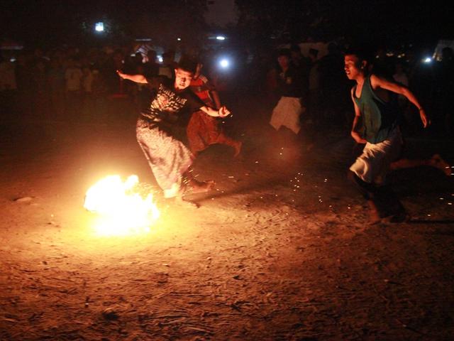 Ritual Para Santri Sebelum Main Sepak Bola Api Regional Liputan6 Com