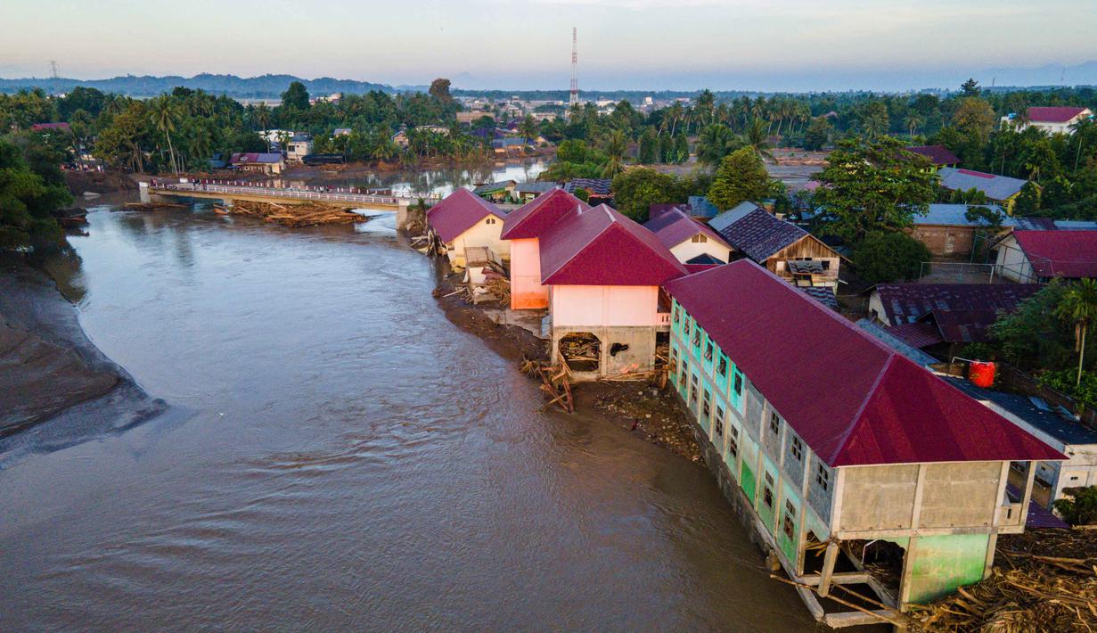 Kebutuhan logistik dan layanan kesehatan masih sangat dibutuhkan menyusul meningkatnya jumlah warga terdampak. Tampak foto udara menunjukkan kerusakan akibat banjir di sebuah sekolah di Meureudu, Kabupaten Pidie Jaya, Provinsi Aceh, pada 30 November 2025. (CHAIDEER MAHYUDDIN/AFP)