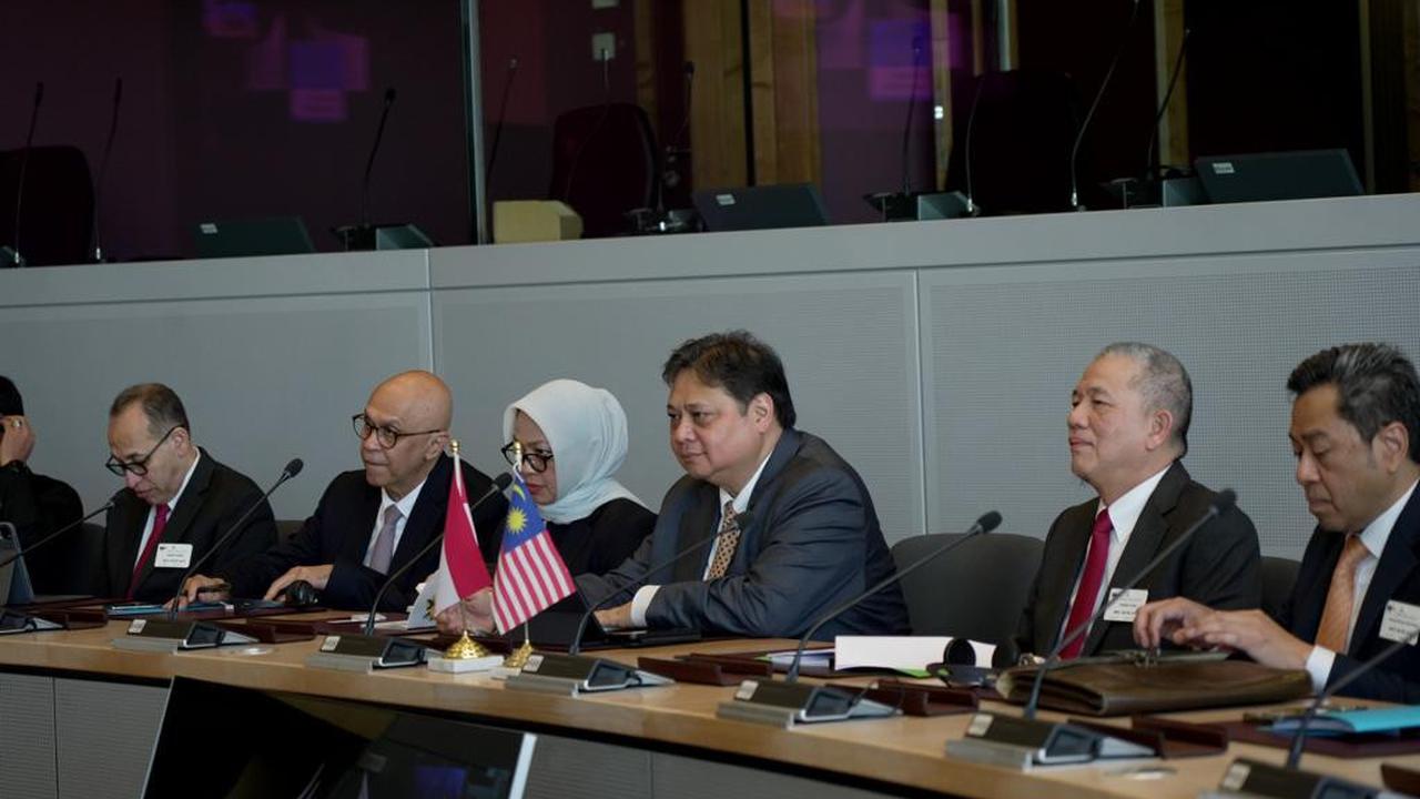 Airlangga Hartarto bersama delegasi dari Malaysia yang dipimpin  Deputi Perdana Menteri Malaysia Fadillah Yusof saat berkunjung ke markas Uni Eropa di Brussels, Belgia.