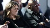 Wilfrid Mbappe dan Fayza Lamari (kiri), orang tua dari penyerang Prancis, Kylian Mbappe, menghadiri konferensi pers yang diadakan oleh pengacara putra mereka mengenai perselisihan keuangan antara Mbappe dan mantan klubnya di Prancis, Paris Saint-Germain (PSG), di Paris pada 10 April 2025. (FRANCK FIFE/AFP)