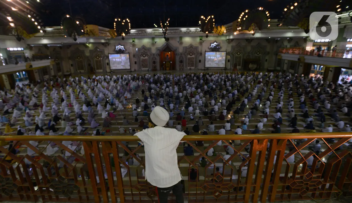 Seorang anak melihat pelaksanaan salat Idul Adha 1441 H di Masjid Raya Jakarta Islamic Centre, Jumat (31/7/2020). Di tengah pandemi COVID-19, jemaah diwajibkan memakai masker dan mengatur jarak salat serta mematuhi protokol kesehatan. (merdeka.com/Imam Buhori)