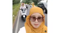 Viral, kumpulan emak-emak ini touring motor tanpa mengenakan helm. (source: Instagram @video_medsos)