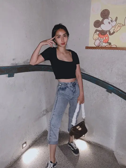 Tak hanya wajah cantiknya saja yang bikin salah fokus, pinggangnya yang kecil juga membuat banyak orang salah fokus. (Foto: instagram.com/clairineclay)