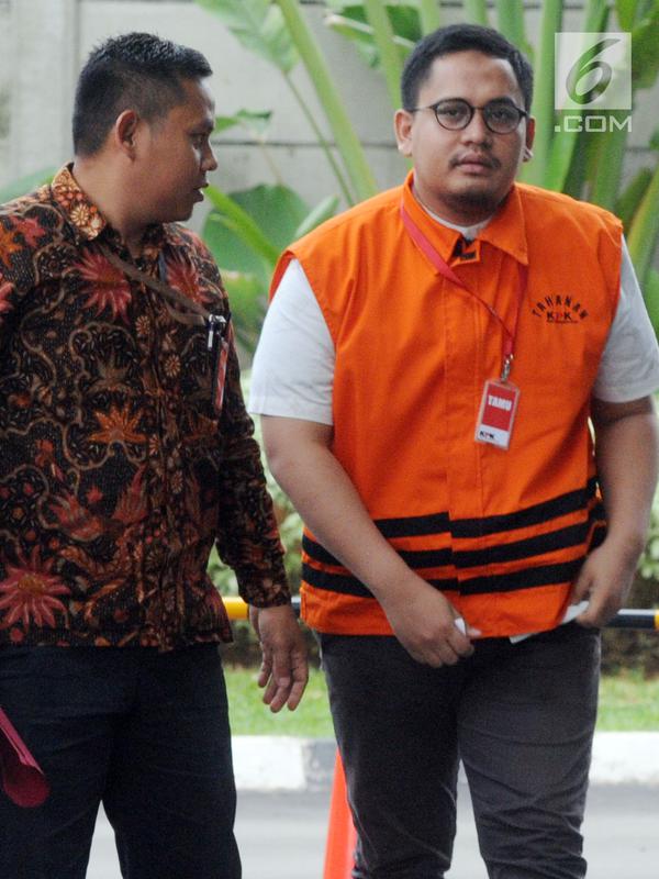 Pengacara Arif Fitrawan (kanan) tiba untuk pemeriksaan di gedung KPK, Jakarta, Rabu (12/12). Arif Fitrawan menjalani pemeriksaan perdana setelah ditetapkan sebagai tersangka dugaan suap penanganan perkara di PN Jakarta Selatan. (Merdeka.com/Dwi Narwoko)