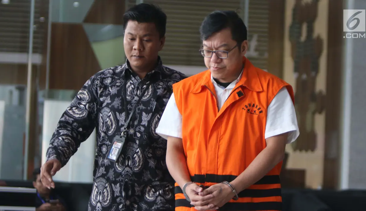Tersangka dugaan korupsi proyek jalan di Kabupaten Jayapura, David Manibui (kanan) usai pemeriksaan lanjutan di Gedung KPK, Jakarta, Jumat (9/8/2019). Ia diperiksa sebagai tersangka suap pengadaan pekerjaan peningkatan di Jayapura APBD-P Pemprov Papua TA 2015. (Liputan6.com/Helmi Fithriansyah)