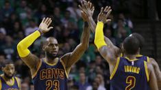 LeBron James (23) memberikan salam kepada  rekan-rekannya saat melawan Boston Celtics pada Gim kelima final NBA Wilayah Timur di TD Garden, Boston, (25/5/2017). (AP/Elise Amendola)